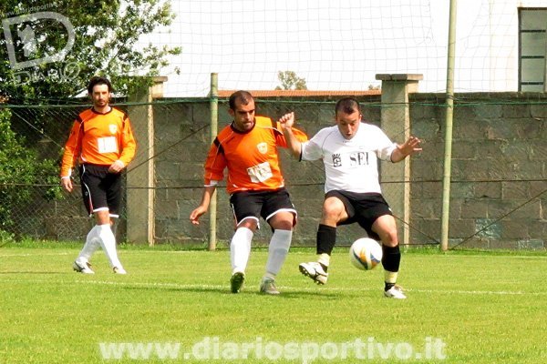 Andrea Orgiana contrasta un avversario